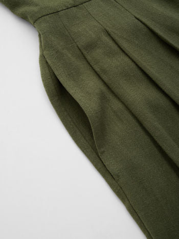 Linblandad Plisserad Jumpsuit Med Fyrkantig Hals Och Korsdetalj