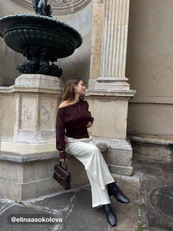 Stickad Långärmad Topp Med Asymmetrisk Hals Och Rynk